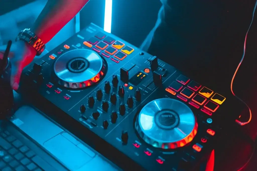 The Calgary Wedding DJs - Entertainment / DJ - Calgary, Vancouver Island (photo 7)