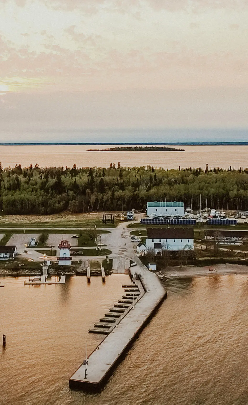 Gull Harbour Marina and Lighthouse Inn - Venues - Interlake & Gimli, Manitoba (photo 1)