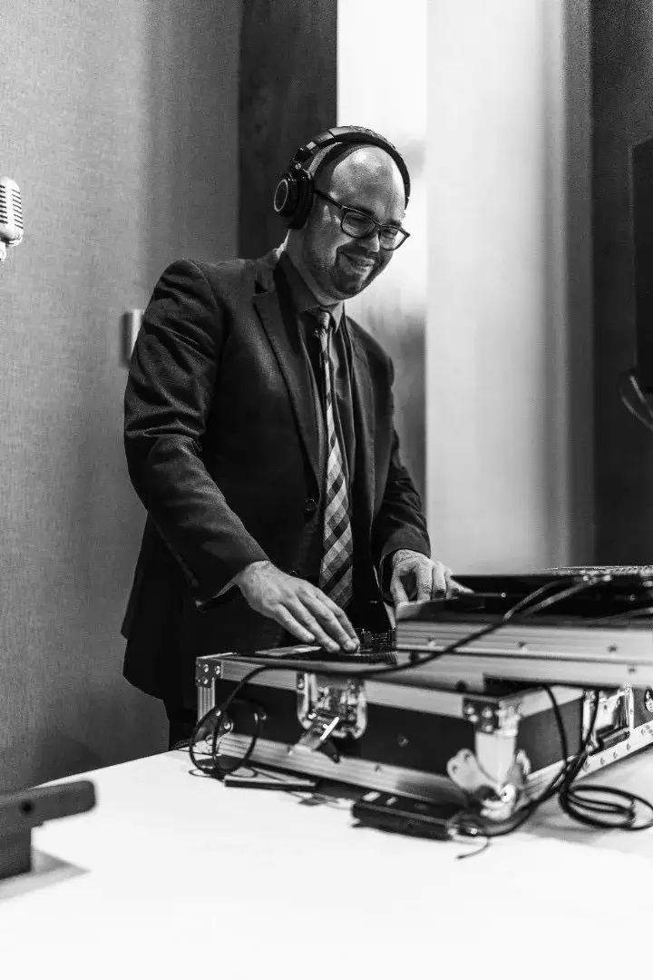 Class Act DJ Service - Entertainment / DJ - Banff, Vancouver Island (photo 2)