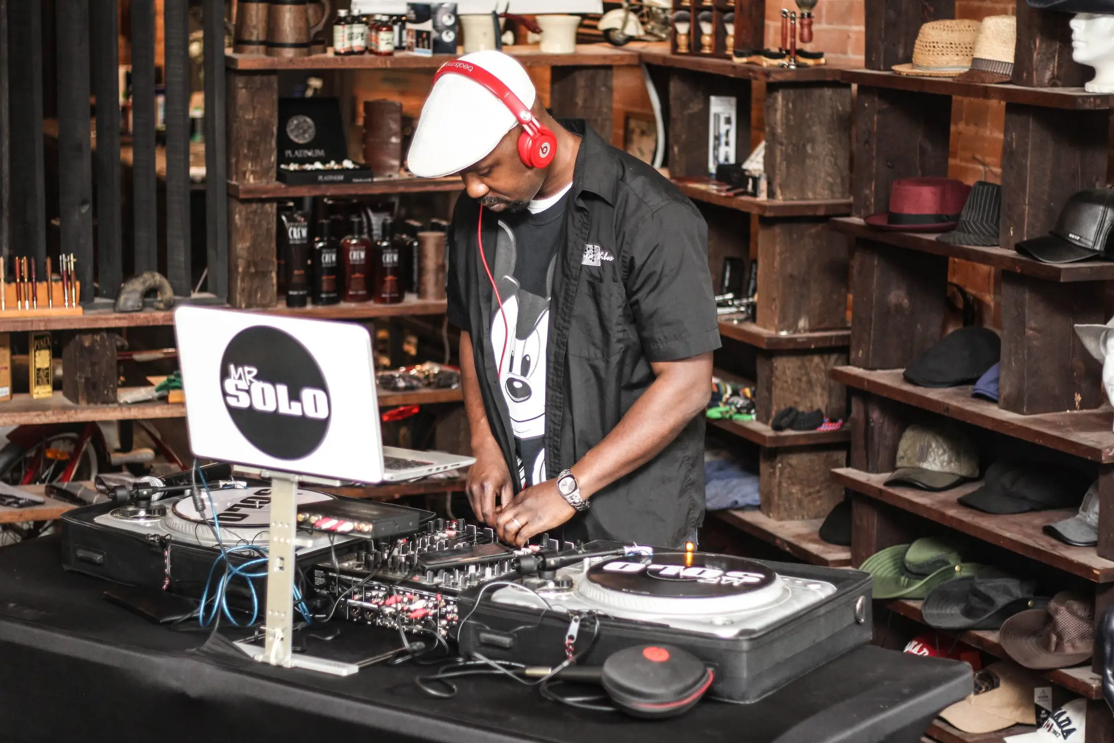 Future Vibes Entertainment - Entertainment / DJ - Toronto, Vancouver Island (photo 1)