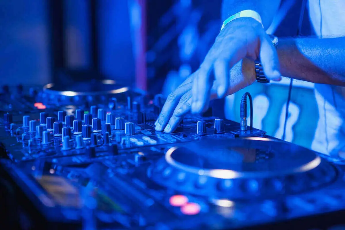 SOUNDfonix - Entertainment / DJ - Edmonton, Vancouver Island (photo 1)